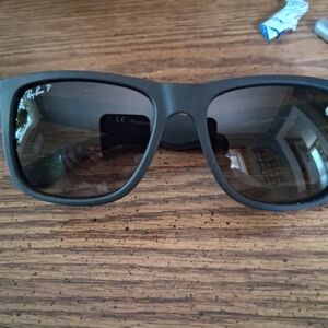 RAY BAN JUSTIN'S BLACK F4AME WITH POLARIZED GRAT GRADIENT LENSES. PRE-OWNED.